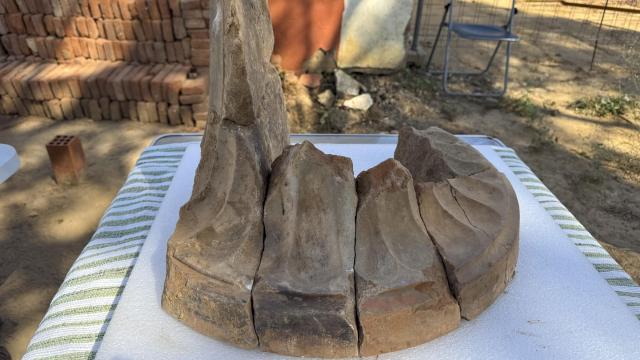 Investigadores del Consejo Superior de Investigaciones Científicas (CSIC) han hallado el altar de mármol griego más antiguo del Mediterráneo occidental dentro de los trabajos que se llevan a cabo en el yacimiento tartésico de Casas del Turuñuelo, en Guareña (Badajoz). Foto: Samuel Sánchez / EFE