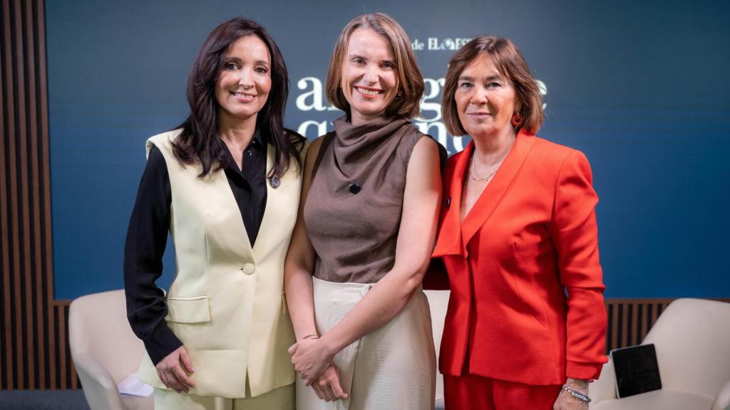 Cruz Sánchez de Lara y Charo Izquierdo, junto a la entrevistada de esta semana.
