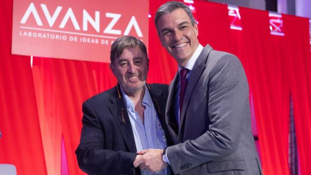 Luis García Montero, director del Cervantes, con Pedro Sánchez, en un acto de la Fundación Avanza, ligada al PSOE.