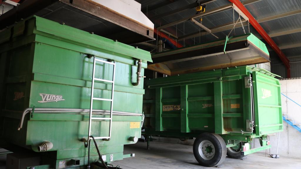 Remolques donde se realiza la destilación de la lavanda.