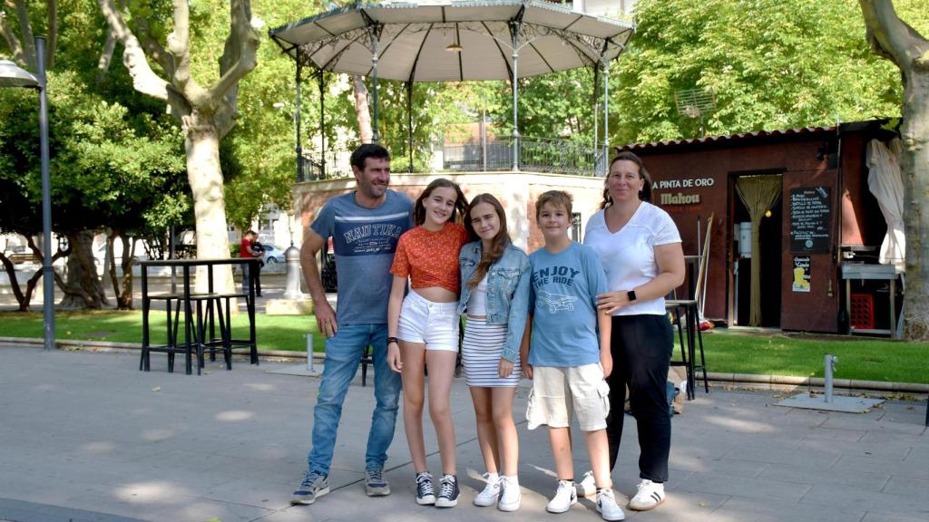 Paula con sus hermanos, Lucía y Álvaro, y sus padres, Anarbella y José, en el parque de La Marina