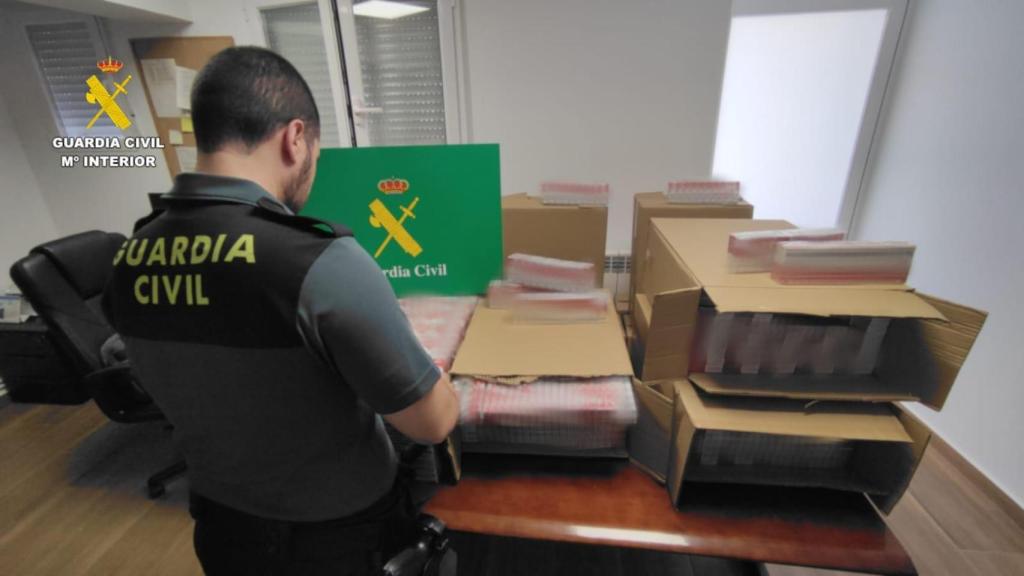 La Guardia Civil de Zamora con las cajetillas de tabaco de contrabando