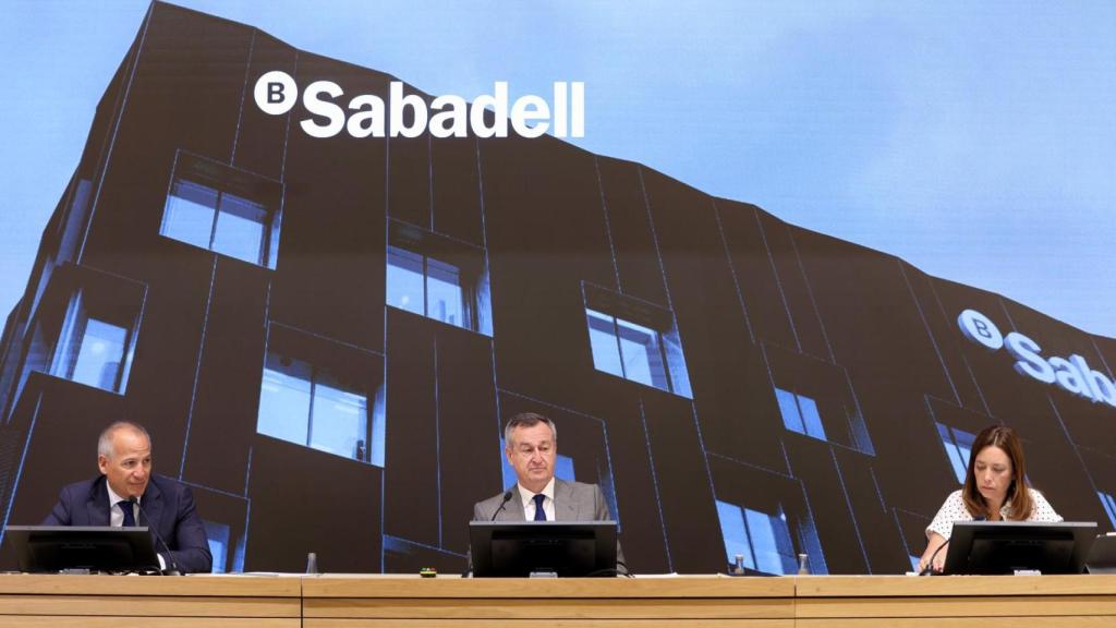 El CEO de Sabadell, César González-Bueno, y el director financiero, Sergio Palavecino, explican la operación de TSB.
