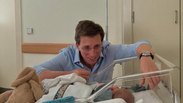 Primera imagen del alcalde José Luis Martínez-Almeida con su hijo Lucas.