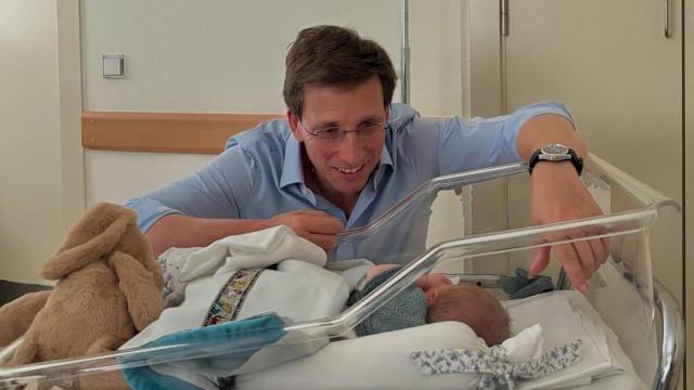 Primera imagen de José Luis Martínez-Almeida con su hijo Lucas y la graciosa palabra con la que se autodefine