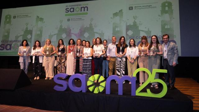 El equipo de Oncología del Hospital Costa del Sol recogiendo el premio.
