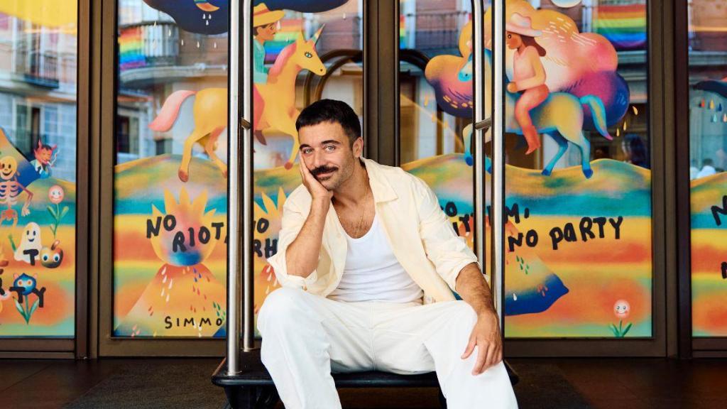 Simmon Said junto a su obra en The Edition.