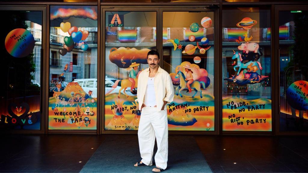 El artista posa junto a su obra.