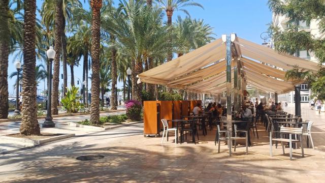 El paseo de la Explanada, este viernes a mediodía.