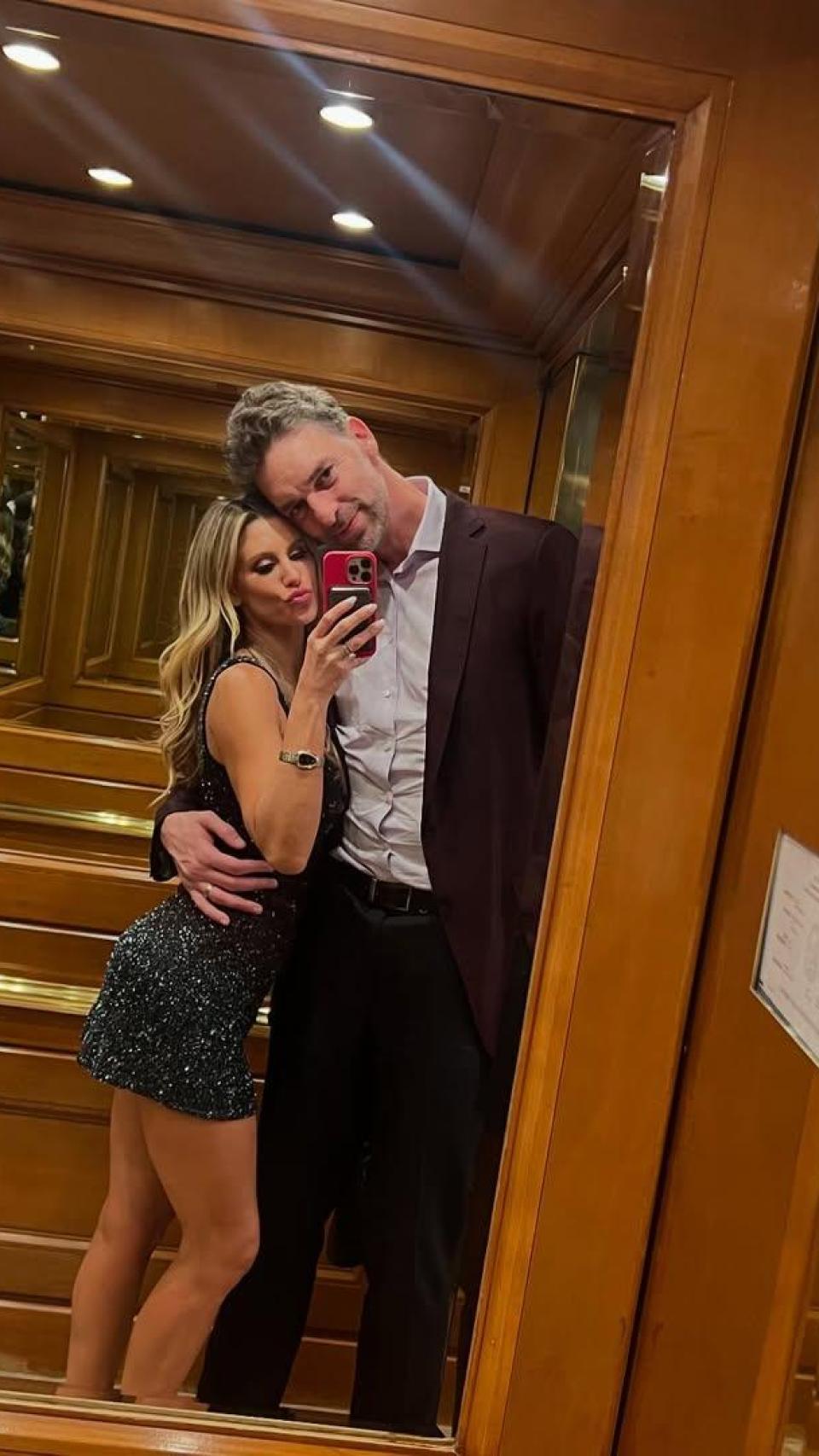 Pau Gasol, en una foto de redes sociales, con su mujer.