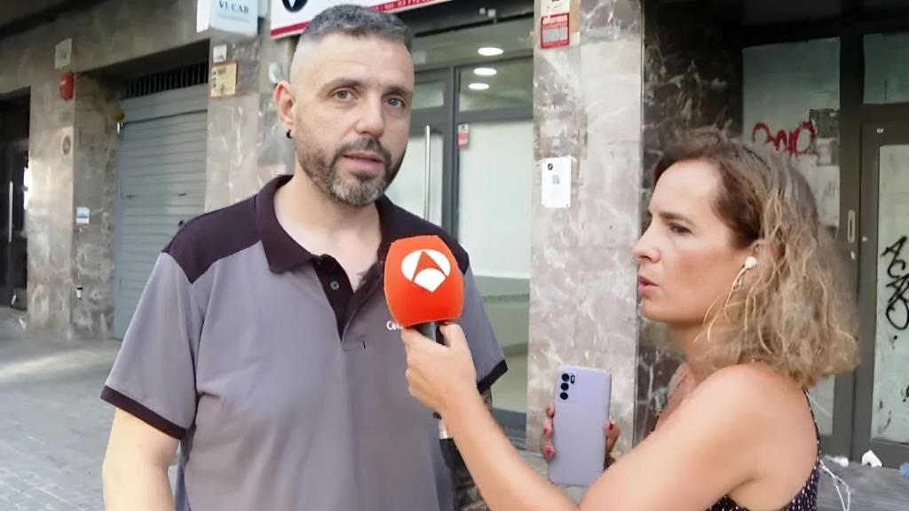 Sergio, el vecino de Sabadell, atendiendo a la reportera de la televisión.