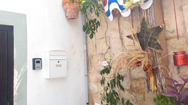 La puerta de una casa en el barrio de Santa Cruz con una caja para dejar las llaves a los inquilinos temporales.