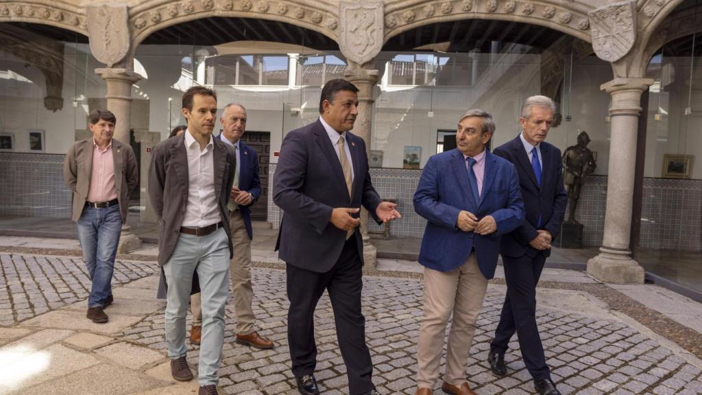 El consejero de Movilidad y Transformación Digital, José Luis Sanz Merino, mantiene una reunión de seguimiento de los convenios en materia de TDT y Territorio Rural Inteligente con la Diputación de Ávila.