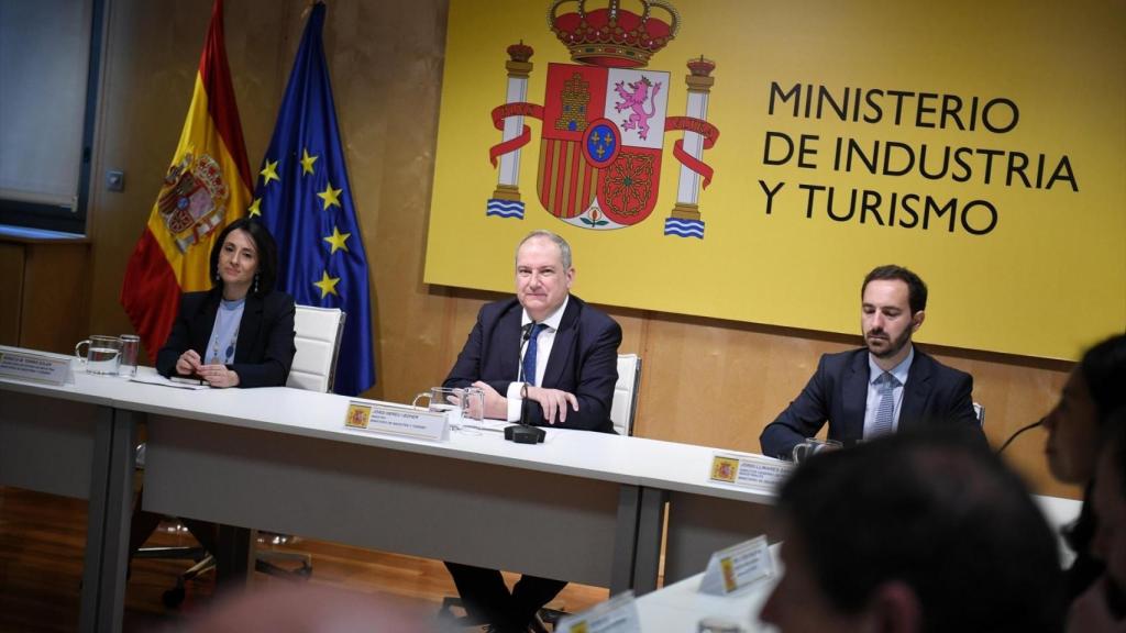 Rebeca Torró, junto con el ministro de Industria, Jordi Hereu. Fernando Sánchez / Europa Press