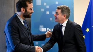El ministro de Economía, Carlos Cuerpo, saluda al presidente del Eurogrupo y ahora rival, Paschal Donohoe, en enero de 2024