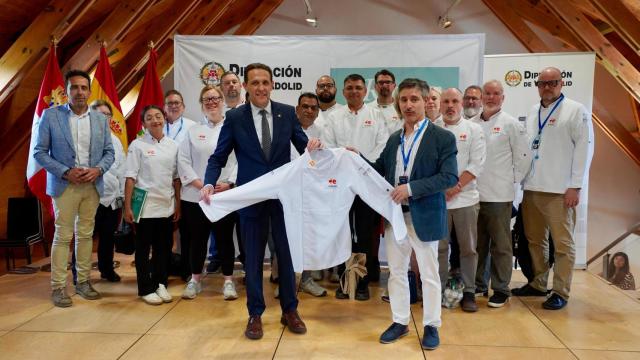 Participantes de la Escuela de Verano e-Spain 2025 junto al presidente de la Diputación de Valladolid, Conrado Íscar