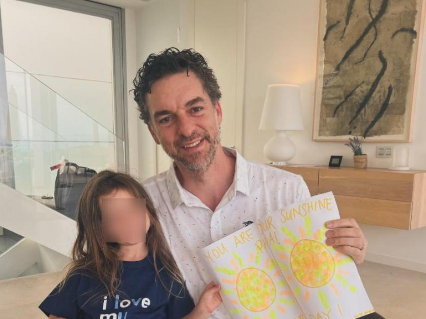 Pau Gasol, con su hija, en su casa de Barcelona.