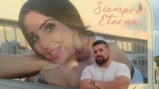 El agente de la Guardia Civil Rubén, posando con un cartel en memoria de su difunta hermana, Sara, fallecida tras una lipoescultura.