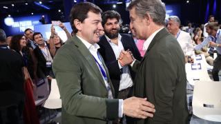 El presidente de la Junta y del PPCyL, Alfonso Fernández Mañueco, saluda al presidente del PP, Alberto Núñez Feijóo, a su llegada al XXI Congreso Nacional del partido, este viernes en Madrid
