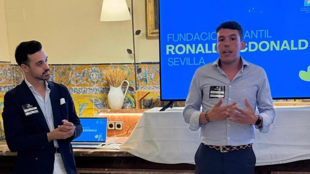 Roberto Fernández, miembro del club Tom Collins, junto al responsable de Administración de la casa de la Casa Ronald McDonald Sevilla, Álvaro Rodríguez,