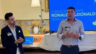 Roberto Fernández, miembro del club Tom Collins, junto al responsable de Administración de la casa de la Casa Ronald McDonald Sevilla, Álvaro Rodríguez,