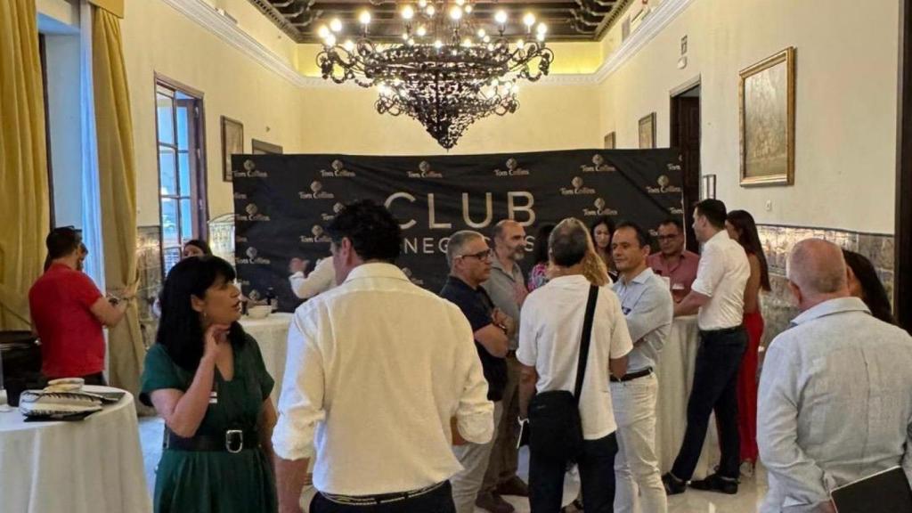 Miembros de Tom Collins en uno de sus eventos mensuales.