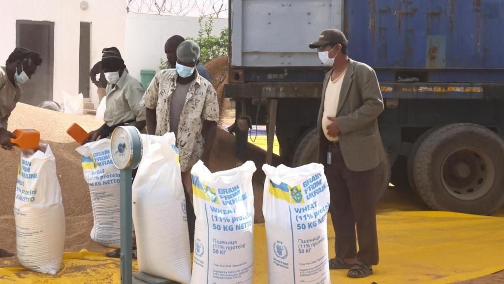 Los trabajadores preparan bolsas de ayuda alimentaria para su distribución por el Programa Mundial de Alimentos, parte de la iniciativa 'Granos de Ucrania ' respaldada por la UE y los EE. UU . en un almacén en Nouakchott, Mauritania , el 19 de noviembre de 2024.