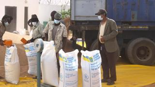 Los trabajadores preparan bolsas de ayuda alimentaria para su distribución por el Programa Mundial de Alimentos, parte de la iniciativa 'Granos de Ucrania ' respaldada por la UE y los EE. UU . en un almacén en Nouakchott, Mauritania , el 19 de noviembre de 2024.