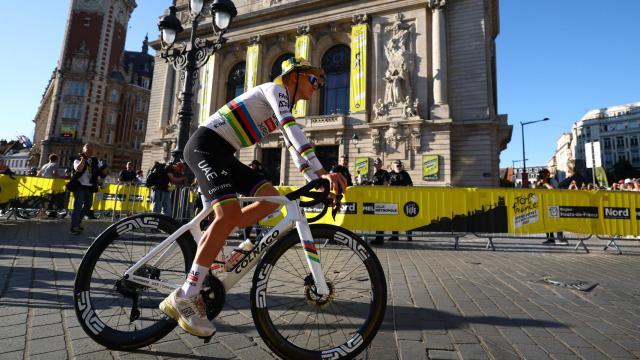 Tadej Pogacar subido en su bici durante la presentación del Tour de Francia.