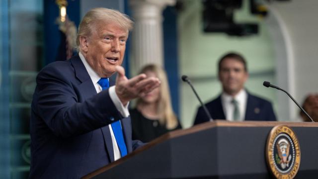 El presidente Donald Trump ofrece una conferencia de prensa.