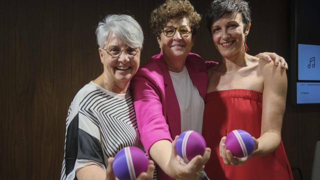 Victoria Sholz, directora médica, y Rocío Fernández, fundadora de Cuima, junto a Kiki Ruiz Molero, paciente oncológica sanada.