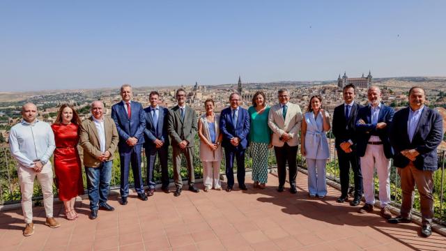 Foto de autoridades antes de la presentación de Senda CLM en el Parador de Toledo.