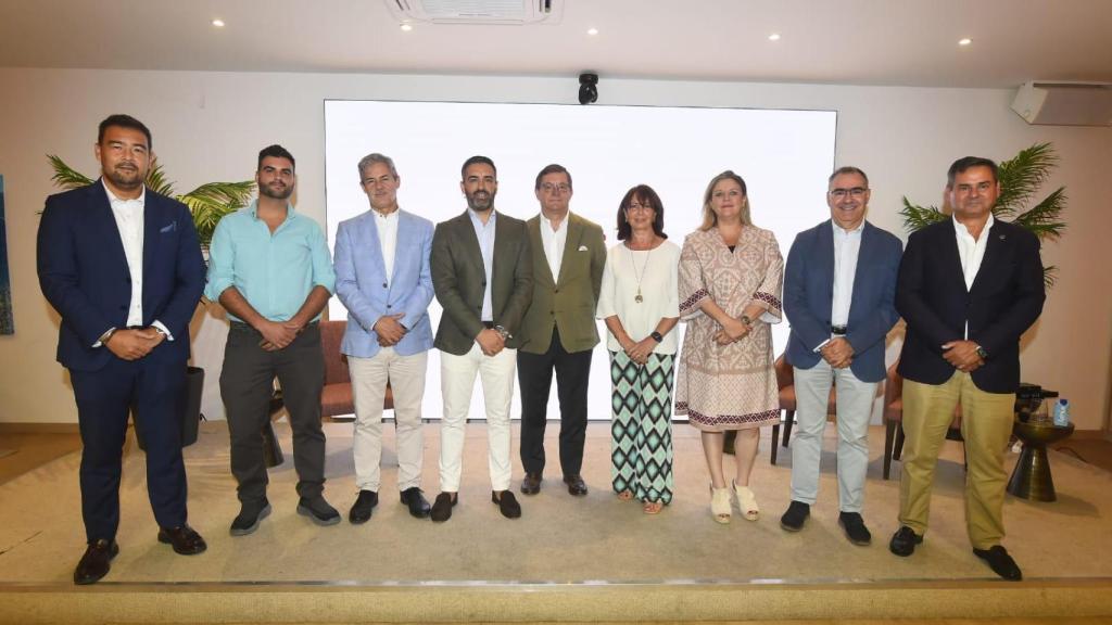 Los empresarios y directivos participantes en esta jornada sobre turismo.