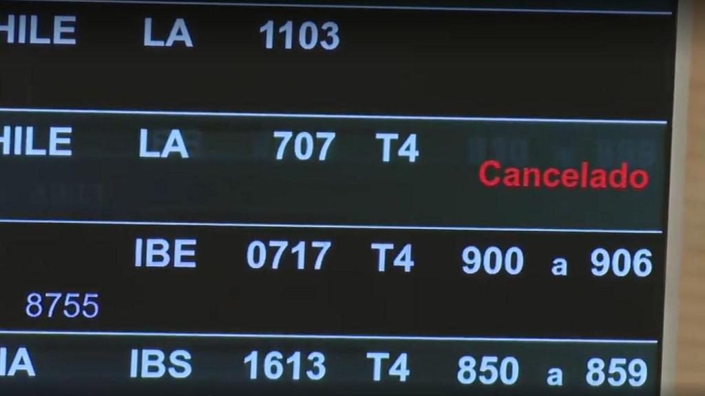 Pantalla de información con un vuelo cancelado en el aeropuerto de Barajas.