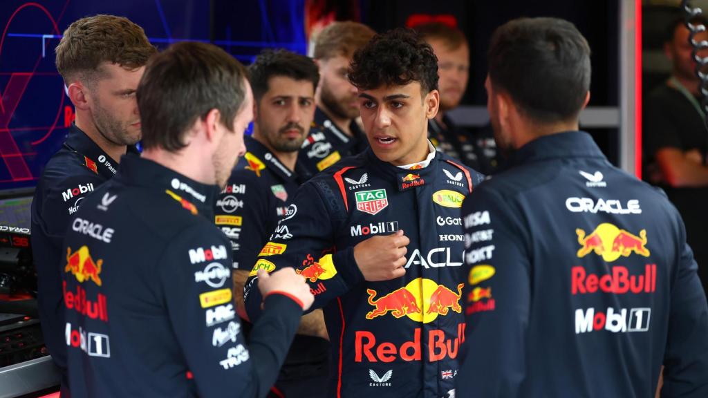 Arvid Lindblad rodeado de los ingenieros de Red Bull durante los Libres 1 del GP de Gran Bretaña de F1 2025