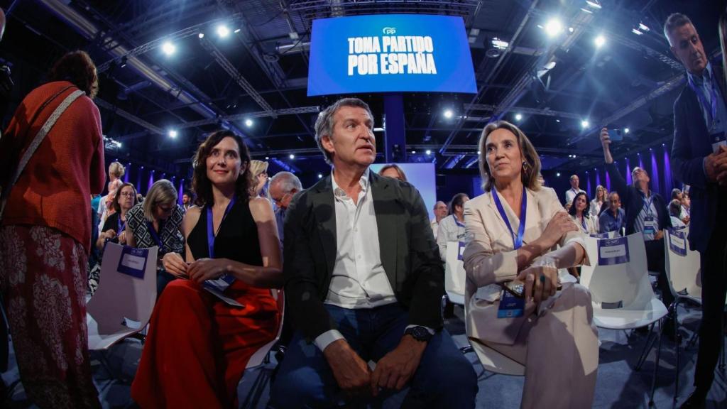 Ayuso, Feijóo y Gamarra, en la inauguración del Congreso del PP, este viernes en Madrid.