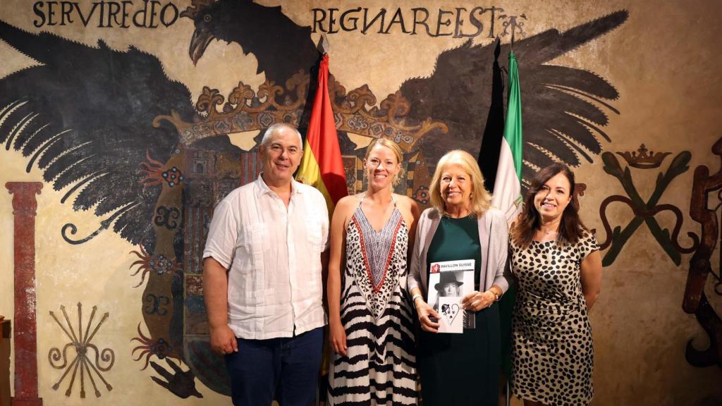 Laura Chaplin y la alcaldesa de Marbella, en el centro de la imagen.