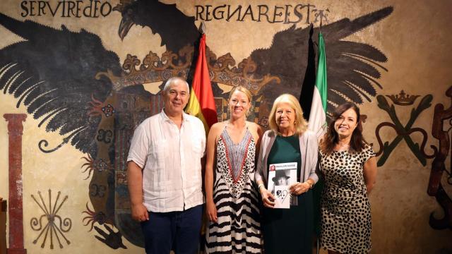 Laura Chaplin y la alcaldesa de Marbella, en el centro de la imagen.