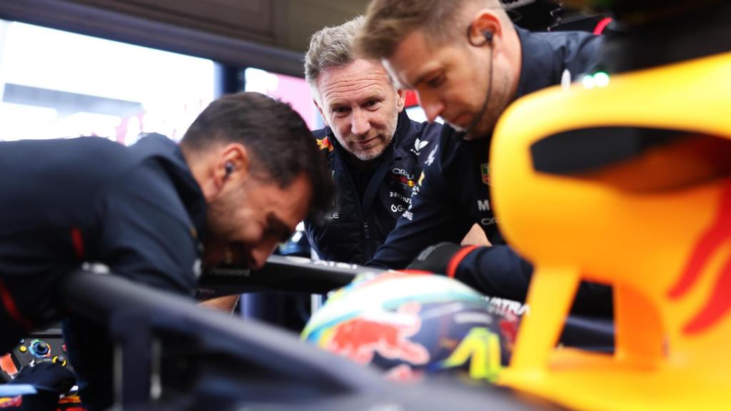 Christian Horner mirando de cerca a Arvid Lindblad en el monoplaza de Red Bull