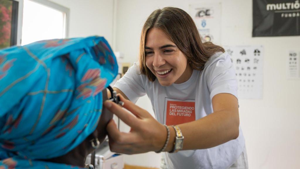María García, optometrista voluntaria de Fundación Multiópticas.