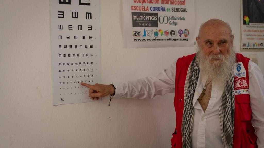 Mito, fundador de Ecodesarrollo Gaia, participa en las labores de voluntariado de Fundación Multiópticas.