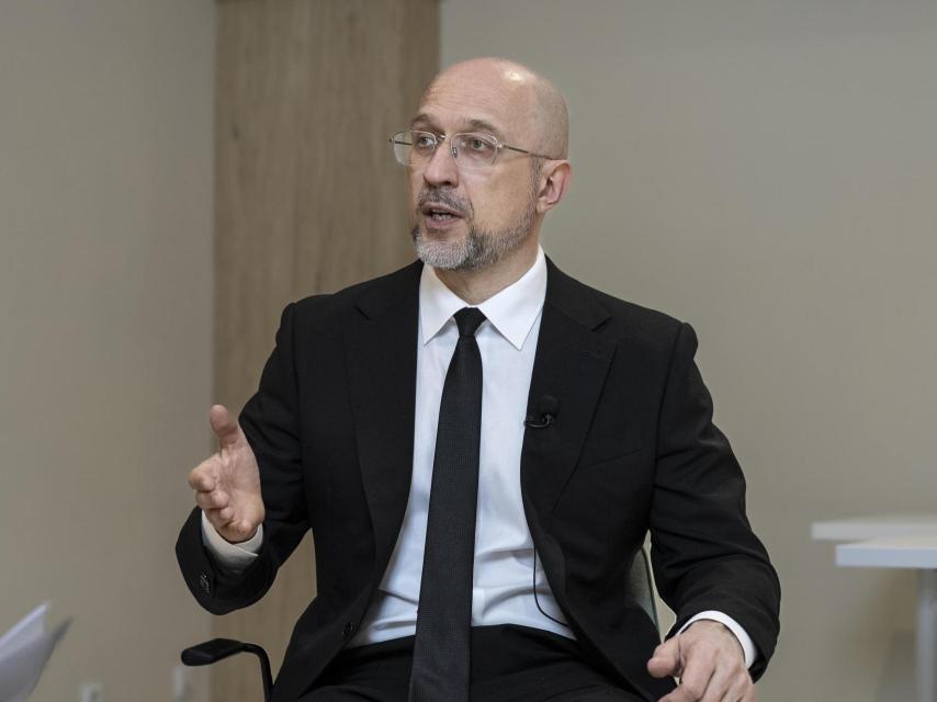 El primer ministro ucraniano, Denis Shmihal, atiende a EL ESPAÑOL en Sevilla.