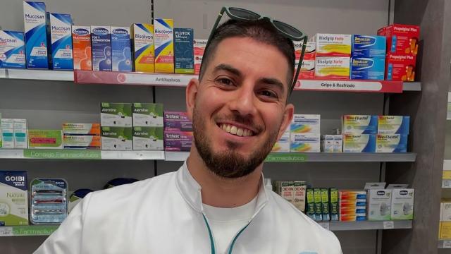 Eduardo Palomera es un farmacéutico que se ha hecho popular en redes sociales.