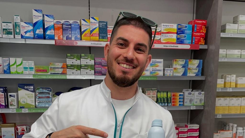 Eduardo Palomera es un farmacéutico que se ha hecho popular en redes sociales.