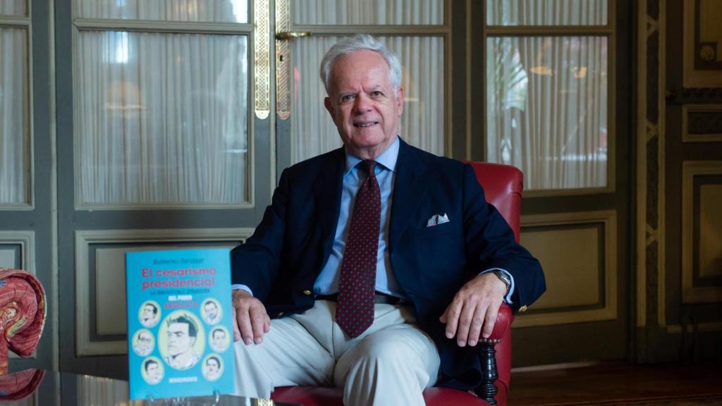 Gortázar posa con su último libro: 'El cesarismo presidencial'.
