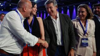 El nuevo secretario general del PP, Miguel Tellado, saluda a Alberto Núñez Feijóo, en presencia de Isabel Díaz Ayuso y Cuca Gamarra en el Congreso del PP.