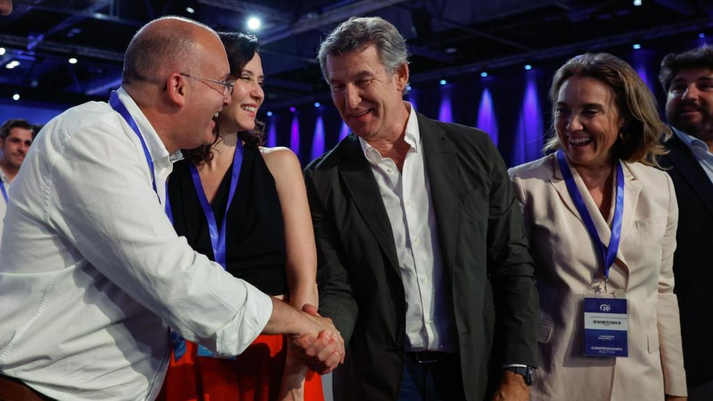 El líder del PP, Alberto Núñez Feijóo, la presidenta de la Comunidad de Madrid, Isabel Díaz Ayuso (izda), y Cuca Gamarra, nueva vicesecretaría de Regeneración Institucional,  durante el Congreso Nacional del PP.