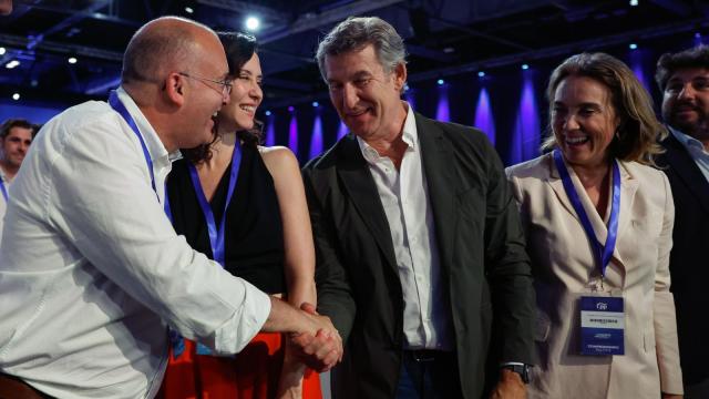 El líder del PP, Alberto Núñez Feijóo, la presidenta de la Comunidad de Madrid, Isabel Díaz Ayuso (izda), y Cuca Gamarra, nueva vicesecretaría de Regeneración Institucional,  durante el Congreso Nacional del PP.