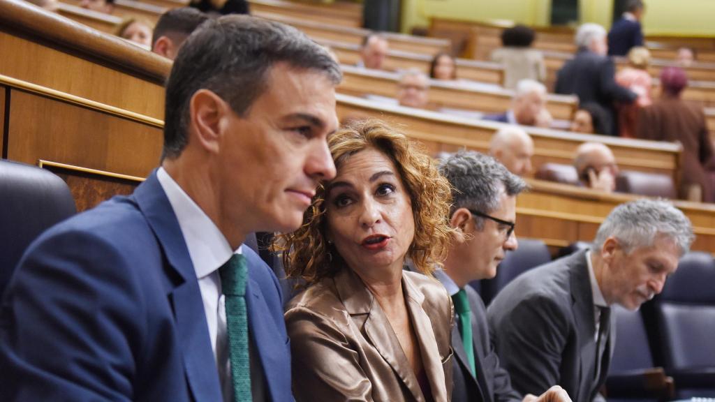 Pedro Sánchez y los ministros María Jesús Montero, Félix Bolaños y Fernando Grande Marlaska.
