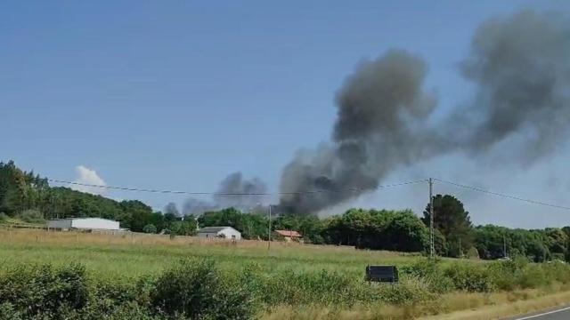 Servicios de emergencias trabajan en la extinción de un incendio en una nave de Palas de Rei (Lugo)